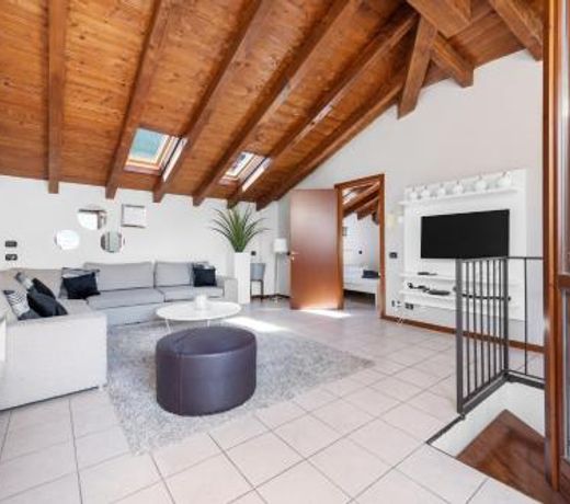 Camelia 35, 3 BDRM with view Lake Como