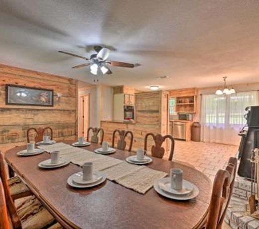 Quiet Abode with Gas Grill 5 Mi to Broken Bow!
