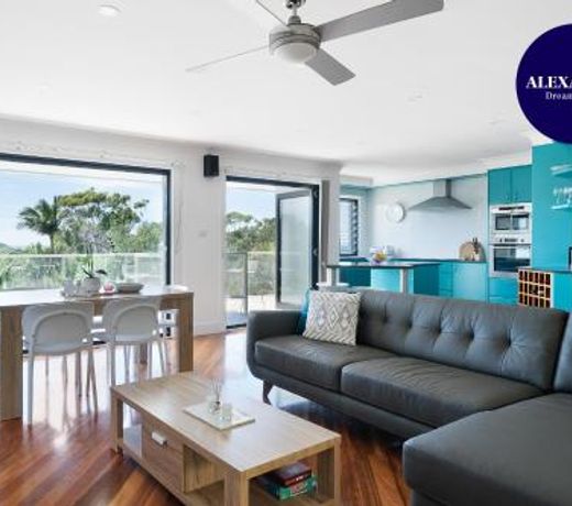 MODERN BEACH HOME, STUNNING VIEW AND GREAT GARDEN