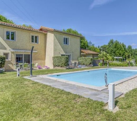 Alluring Holiday Home in Gagnieres with Swimming Pool