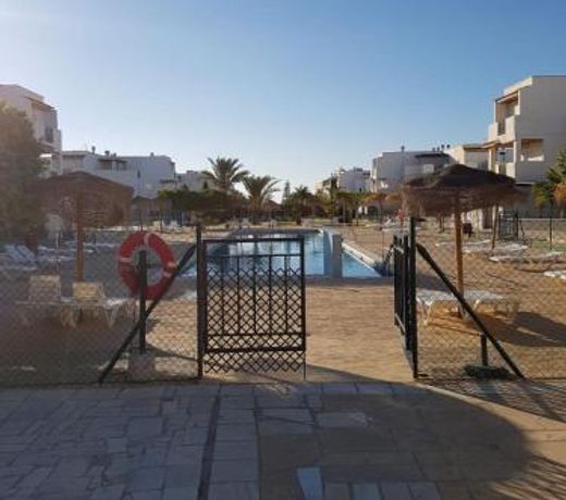 Casa Baja naturista con patio en primera linea!