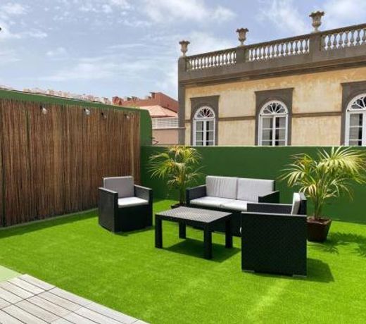 Traditional Townhouse with Private Rooftop Terrace