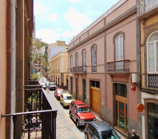 Traditional Townhouse with Private Rooftop Terrace