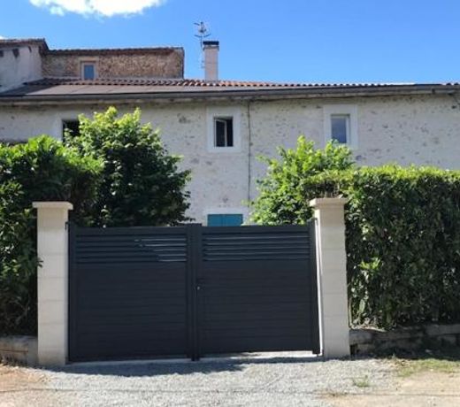 MAISON RESTAUREE 6 PERSONNES AU COEUR DU PERIGORD