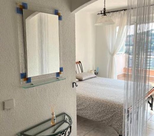 Coquet appartement avec terrasse sur la mer