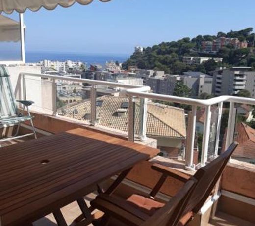 Coquet appartement avec terrasse sur la mer