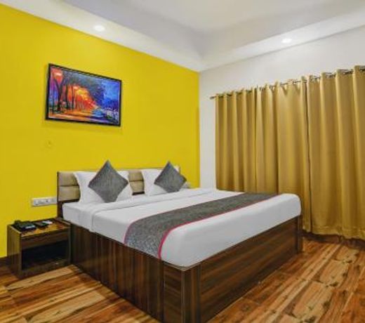 OYO Townhouse 479 Hotel Pine Tree