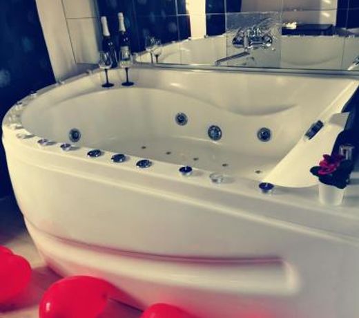 IaÈi Jacuzzi Apartment H