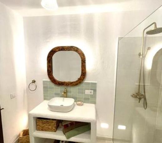 Villa en Cala Morell con piscina privada en el bosque
