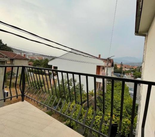 Lovely 1-bedroom condo with 2-patios and parking