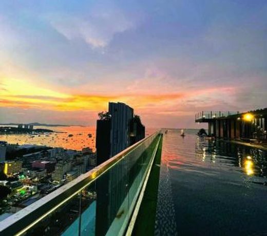 The Base Central Pattaya Apart