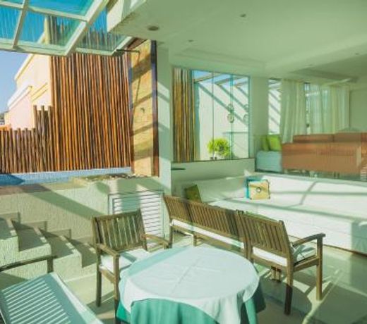 Casa ampla com área de lazer na praia em Ilhéus