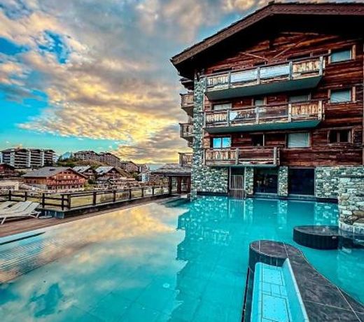 Duplex Spa Access in front of skislope by Jolidi