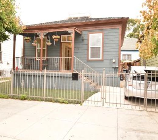 Unique House in Downtown, 3 Bedrooms, Free Parking (515)