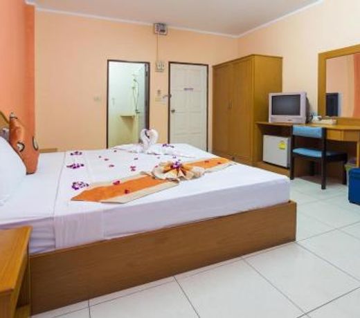 Room in Guest room - Guesthouse Restaurant Belvedere - Central Triple Room with Ac near the beach