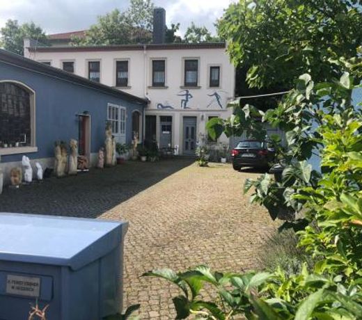 Kunstoase am blauen Haus