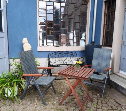 Kunstoase am blauen Haus
