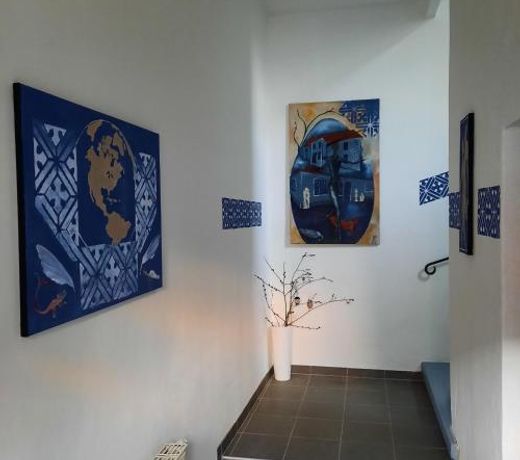 Kunstoase am blauen Haus