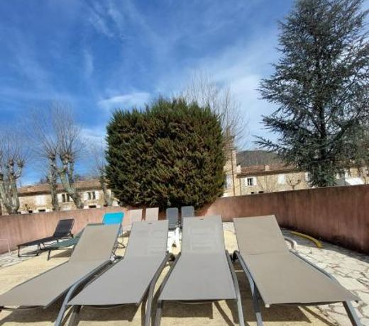 superbe appartement en residence avec piscine dans le Luberon au pied du colorado provencal