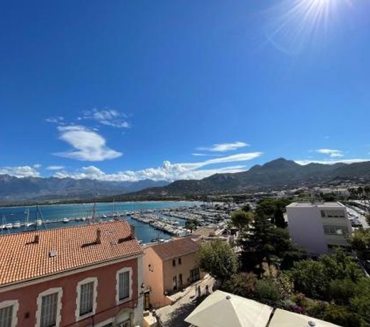 Calvi T2 climatise, wifi, centre-ville, Ã  proximite plage, commerces, taxi & gare, vue plage & montagne