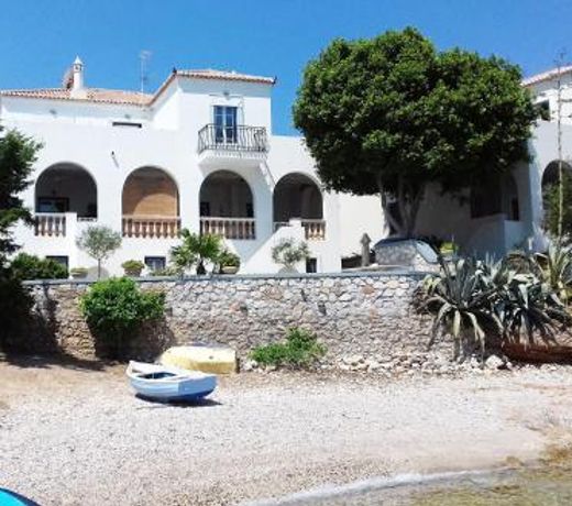 Beachfront Spetses spectacular fully equipped traditional Villa familiesgroups