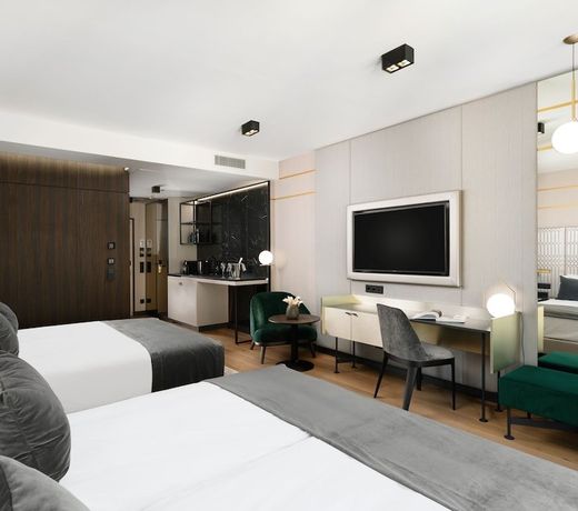 Emerald Downtown Suites