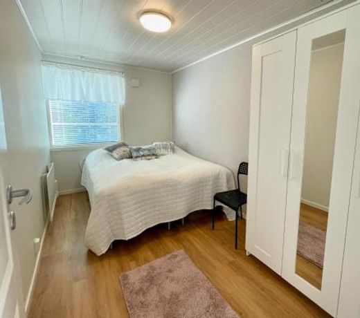 Cozy renovated house with a lot of parking space.