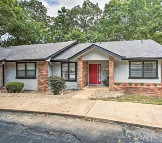 Hot Springs House with Spacious Deck and Grill!