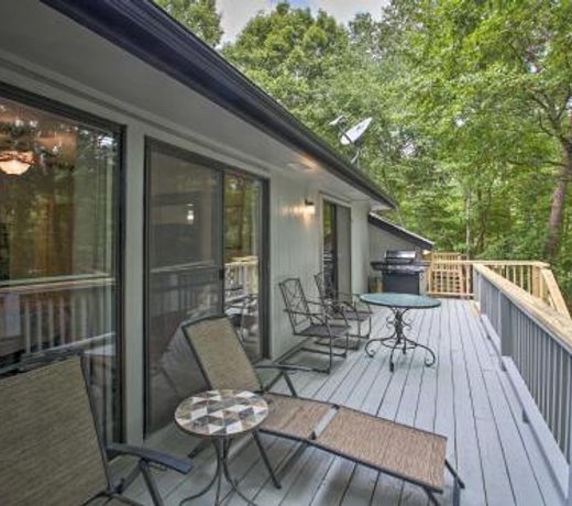 Hot Springs House with Spacious Deck and Grill!