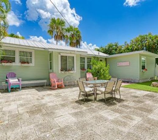 Cottage Haven-One Minute Walk To The Beach-Private Yards-Keyless Locks