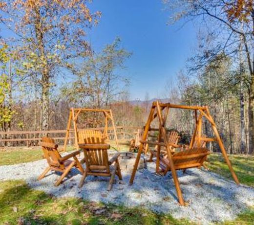 Blairsville Mansion Hot Tub, Casino and Games