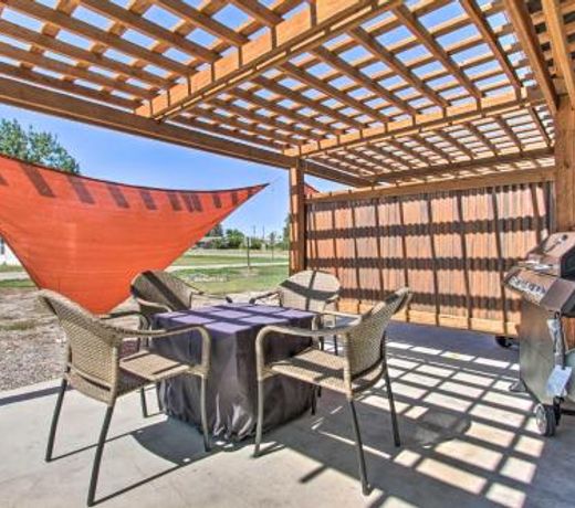 Pet-Friendly Choteau Townhome with Gas Grill!