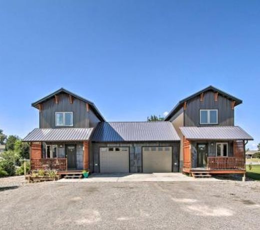 Pet-Friendly Choteau Townhome with Gas Grill!