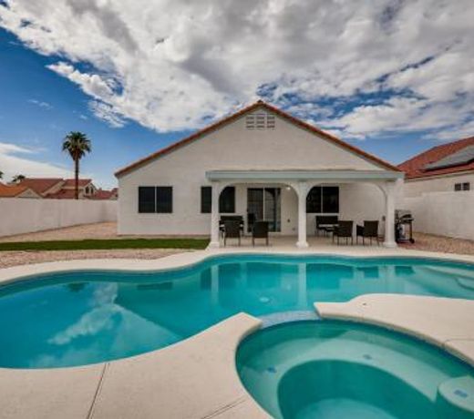 Luxurious House With A Pool, Spa, and Patio, Sleeps 6 Comfortably