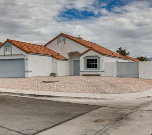 Luxurious House With A Pool, Spa, and Patio, Sleeps 6 Comfortably