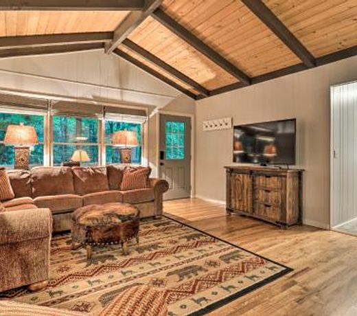 Luxury Highlands Cottage with Deck and Fireplace!