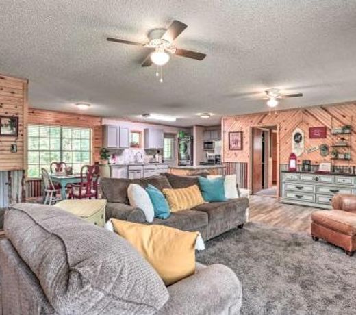Sues Camp with Caddo Lake Access and Dock!