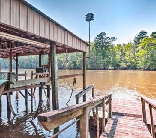 Sues Camp with Caddo Lake Access and Dock!