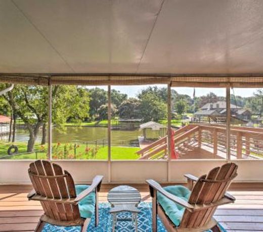Modern Mabank Home with On-Site Lake Access!