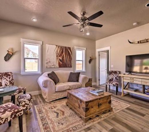Quiet Kanab Home with Panoramic Views and Porch!