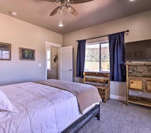 Quiet Kanab Home with Panoramic Views and Porch!