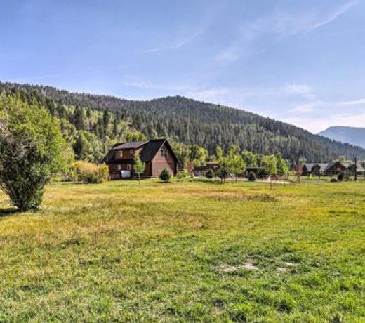 Beautiful Oakley Cabin with Hot Tub and Views!