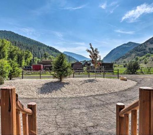 Beautiful Oakley Cabin with Hot Tub and Views!