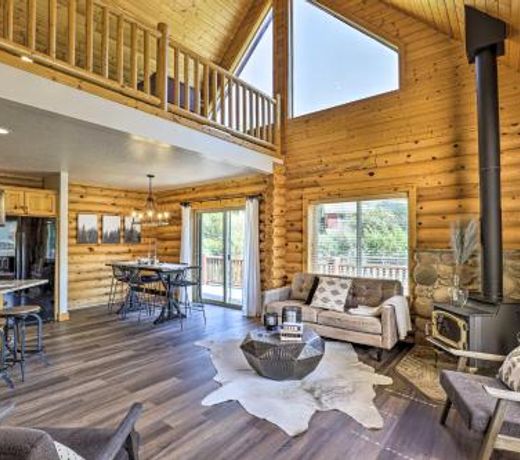Beautiful Oakley Cabin with Hot Tub and Views!