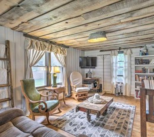 Eclectic Ladysmith Hideaway Hike and Hunt!