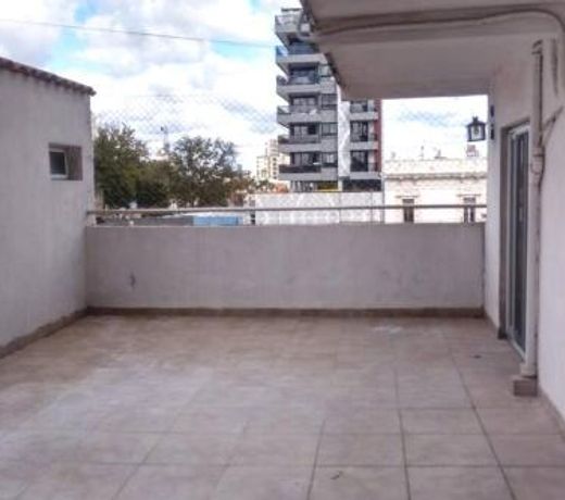 Â¡PLENO CENTRO CON PATIO GRANDE Y COCHERA!