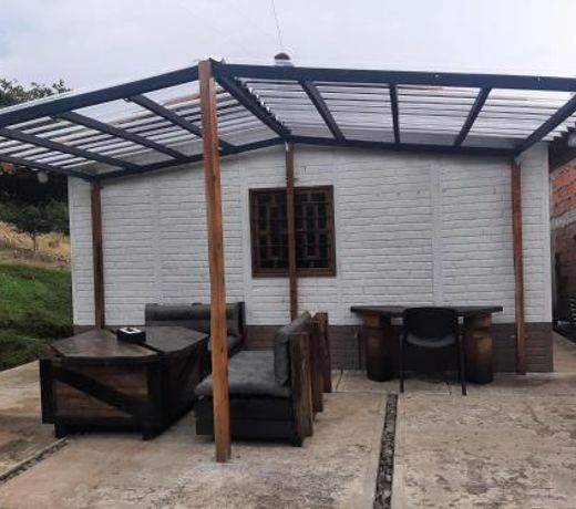 Casita familiar de campo condina