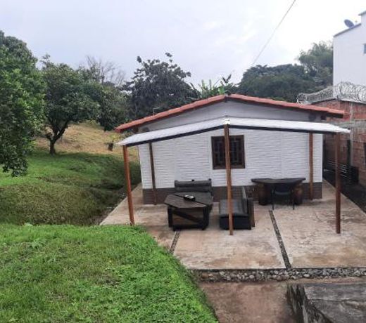 Casita familiar de campo condina