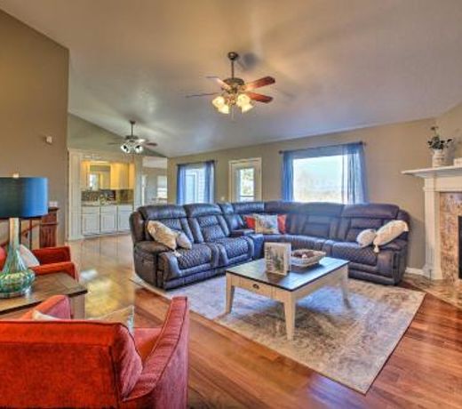 Relaxing Hot Springs Retreat with Gas Fireplace