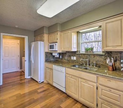 Relaxing Hot Springs Retreat with Gas Fireplace